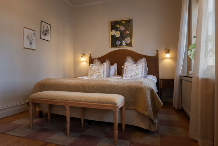 Rymligt hotellrum på herrgård