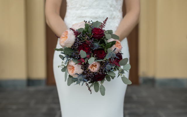 Brudbukett i röda och gröna nyanser