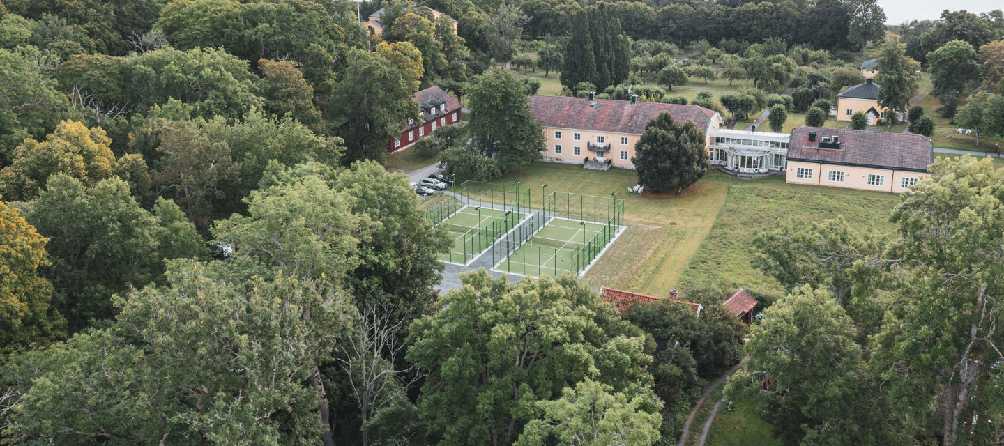 Padelbanor i grönskande omgivningar