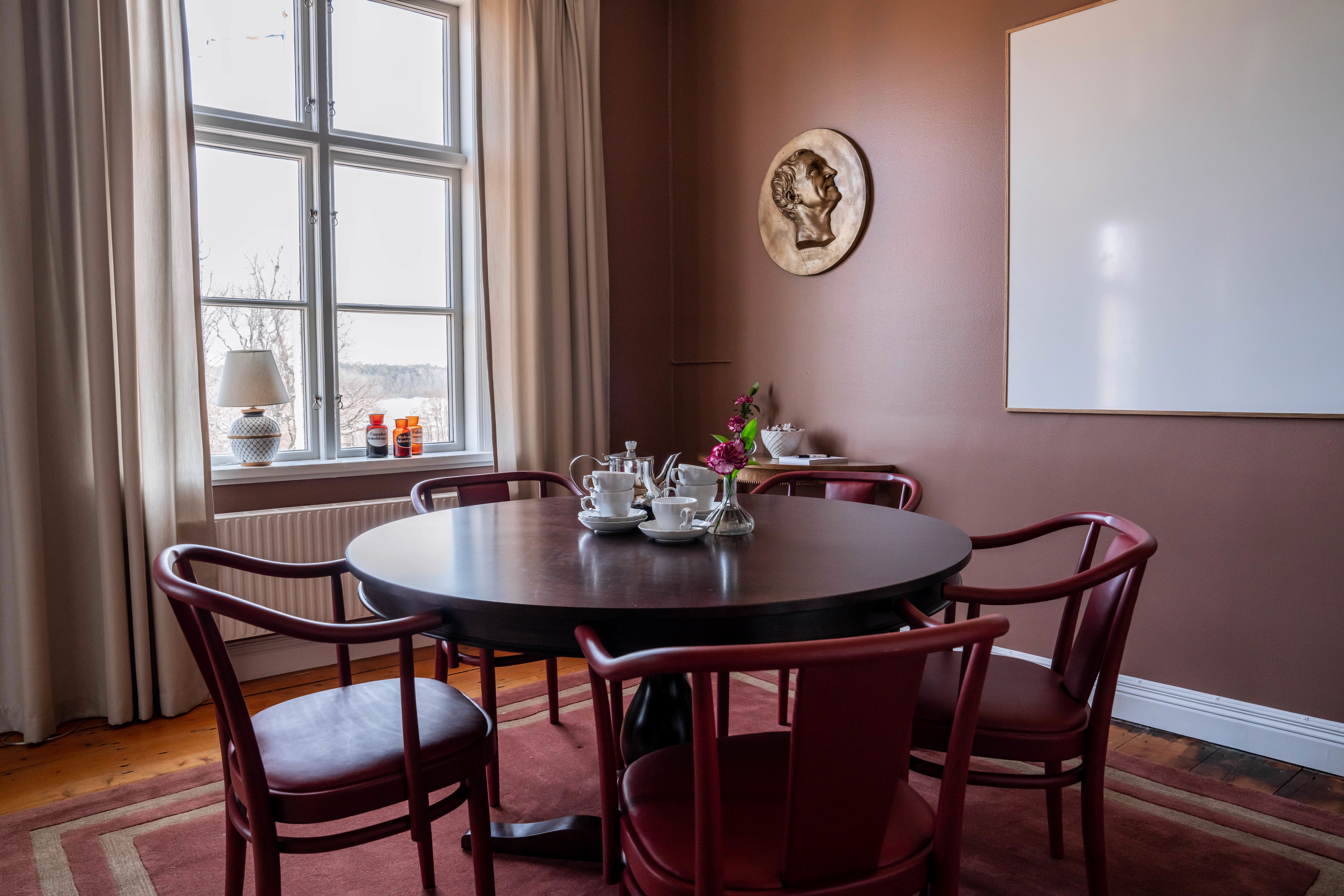 Litet konferensrum med runt bord