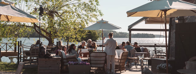 Uteservering till brygghuset intill Mälaren