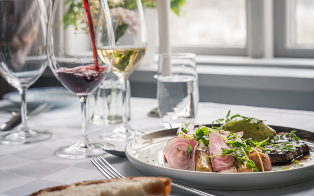 Middag serveras i herrgårdens restaurang