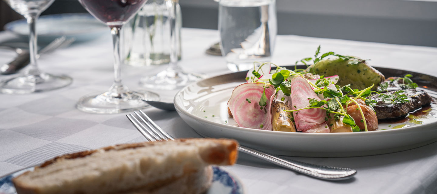 Middag serveras i herrgårdens restaurang
